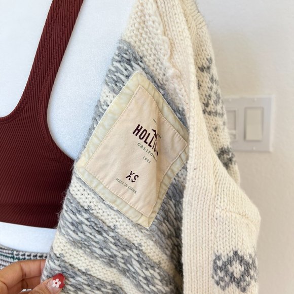 Hollister Co. Women's White and Grey Preppy Style Cardigan - Picture 9 of 9